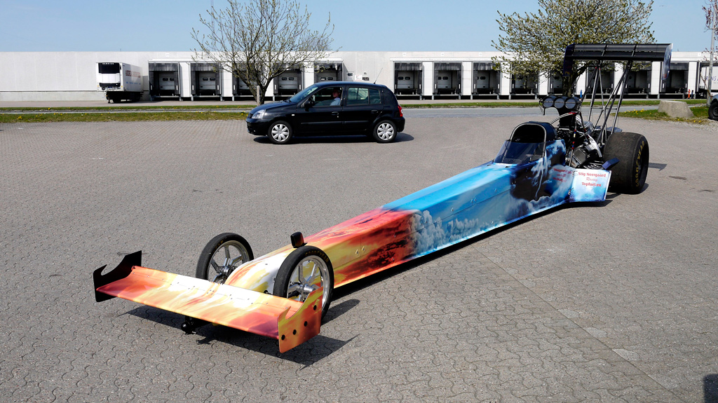 Stig Nedergaards top fuel dragster kører 402 meter på under fire sekunder.